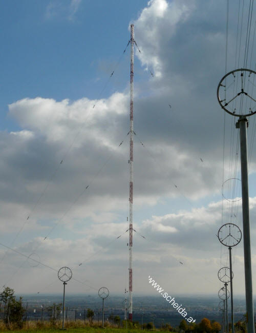 Einer der letzten Blicke auf den MW Sendermast in Wien-Bisamberg als sich 2009 bereits dunkle Wolken hinsichtlich seines bevorstehenden Endes auftaten