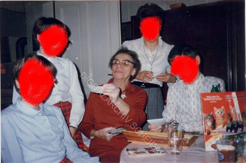 Tante Franzi mit Kindern beim Foto betrachten Anfang der 1980er Jahre in ihrer Wohnung in Wien 16 Rankgasse..