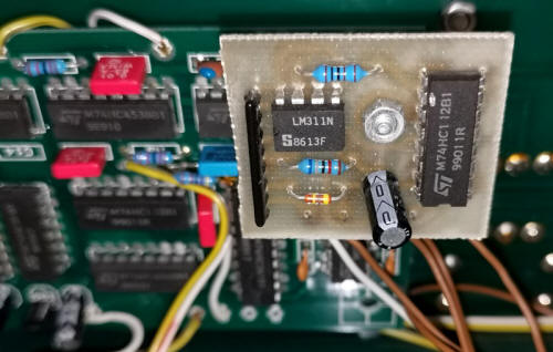 Modifikation oder weil sonst kein Platz war? LM311N & M74HC1 IC am Zusatzprint.