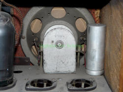 Blick auf den Lautsprecher bei gezogener Gleichrichter- und Stromregelröhre