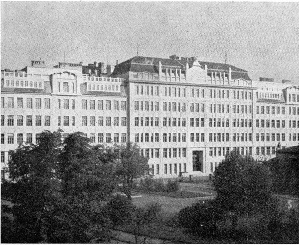 Wiener "Mollardburg" - Die Berufsschule in der Mollardgasse 87 in Wien 6